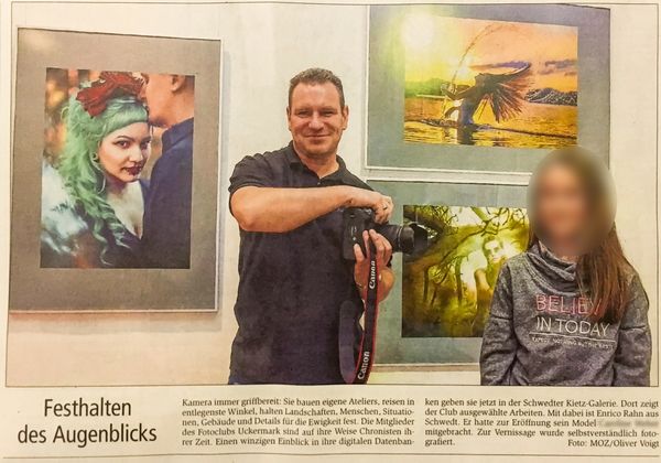 Gemeinsam mit anderen Fotografen gab es im Dezember 2017 eine Fotoausstellung. Für die Presse gab es ein gemeinsames Foto mit meinem damaligen Model. Von uns ist das Foto oben rechts