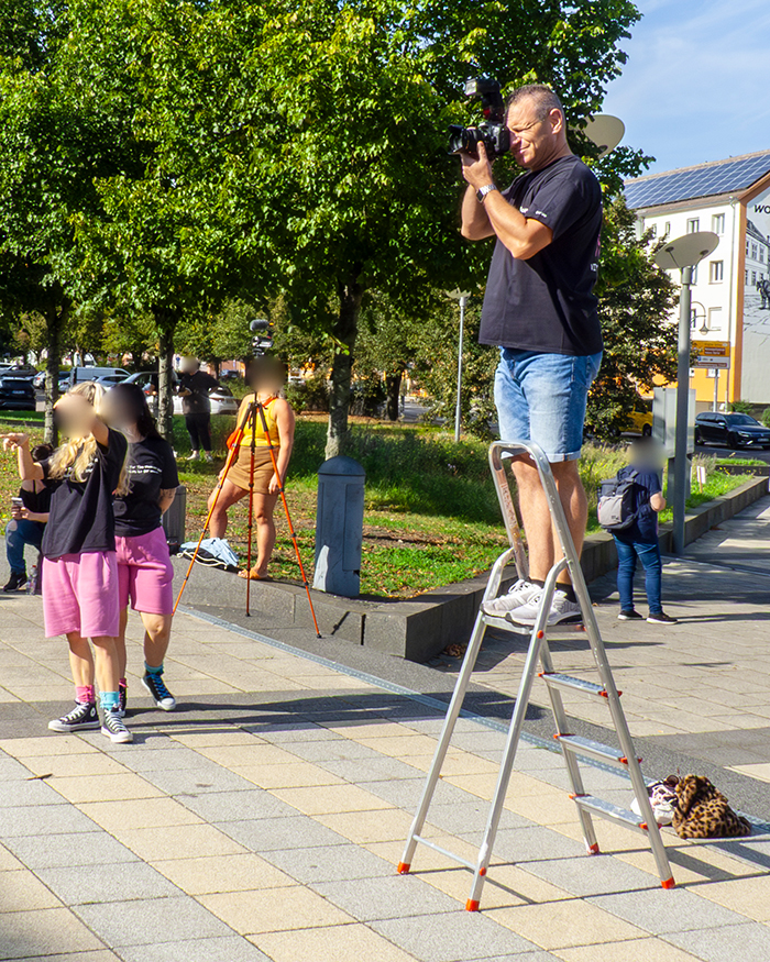 Während eines Shootings einer großen Tanzgruppe